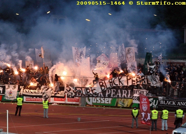 Schlüsselwörter: Kapfenberg Choreografie Pyrotechnik Spruchband BlackPearl Jewels Brigata DistrictVI Ordner BlackAngels