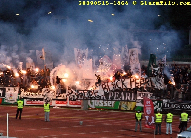 Schlüsselwörter: Kapfenberg Choreografie Pyrotechnik Spruchband BlackPearl Jewels Brigata DistrictVI Ordner BlackAngels