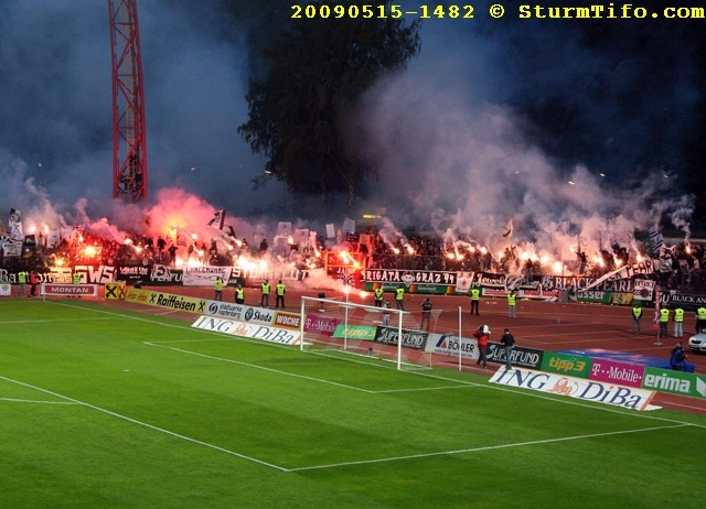 Schlüsselwörter: Kapfenberg Choreografie Pyrotechnik Fahne Doppelhalter Ordner