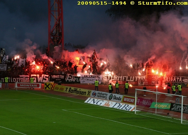 Schlüsselwörter: Kapfenberg Choreografie Pyrotechnik Sturmflut Pecore Langenwang SzeneWien Brigata Fahne Doppelhalter SWS