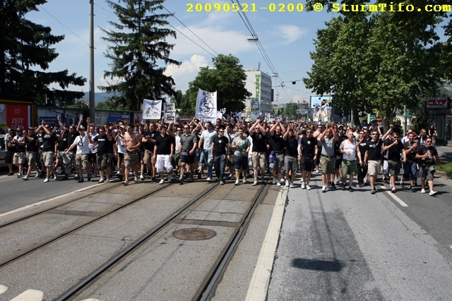 Schlüsselwörter: Graz Corteo Doppelhalter Haende