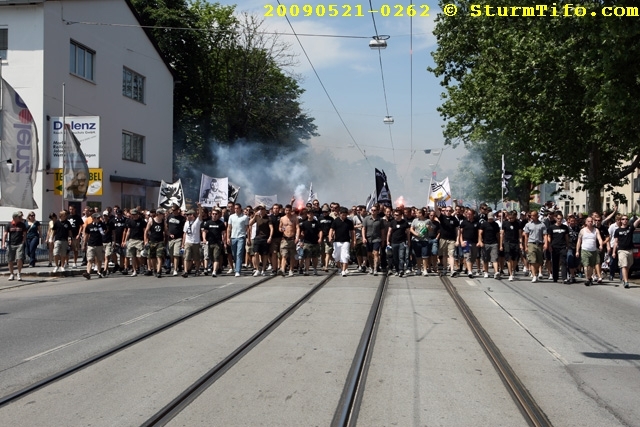 Schlüsselwörter: Graz Corteo Fahne Doppelhalter Pyrotechnik