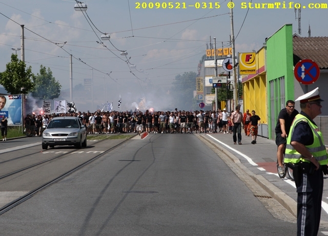 Schlüsselwörter: Graz Corteo Polizei Pyrotechnik