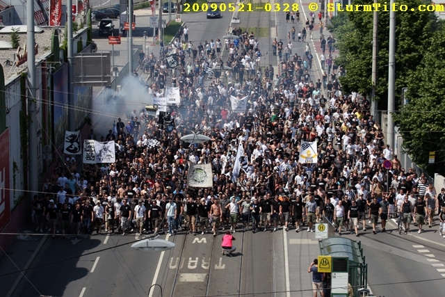 Schlüsselwörter: Graz Corteo Fahne Doppelhalter Pyrotechnik