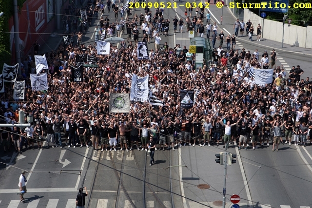 Schlüsselwörter: Graz Corteo Haende Fahne Doppelhalter