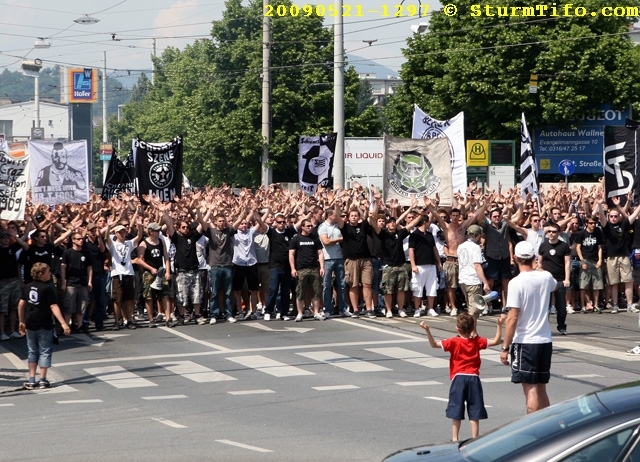 Schlüsselwörter: Graz Corteo Haende Doppelhalter Fahne Vorsaenger